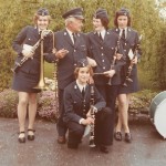 1974 waren Frauen beim Musikverein keine Seltenheit mehr. Deshalb wurden die Frauen auch bei der damaligen neuen Uniform bedacht und es wurde mit Röcken und Schiffchenkappen experementiert.